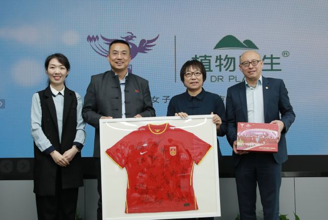 说着，马岚便急忙奔向电梯，道：我先上三楼看看卧室怎么布置。